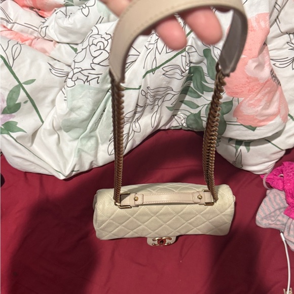 CHANEL Cream Shoulder Bag with Quilted Leather and Gold Clasp - Picture 9 of 11